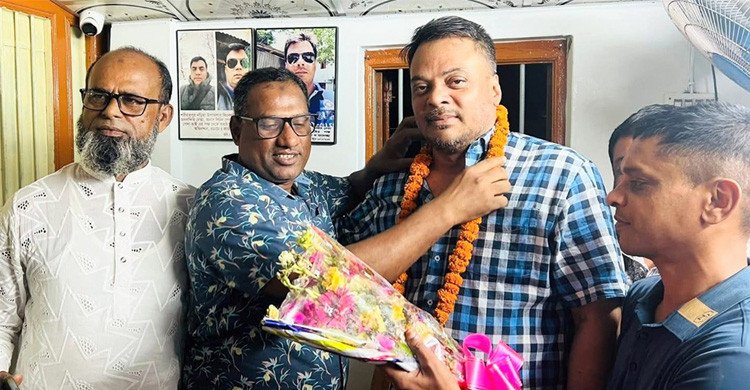 বিএনপি নেতার গলায় মালা পরানো সেই ওসিকে গোপালগঞ্জে বদলি